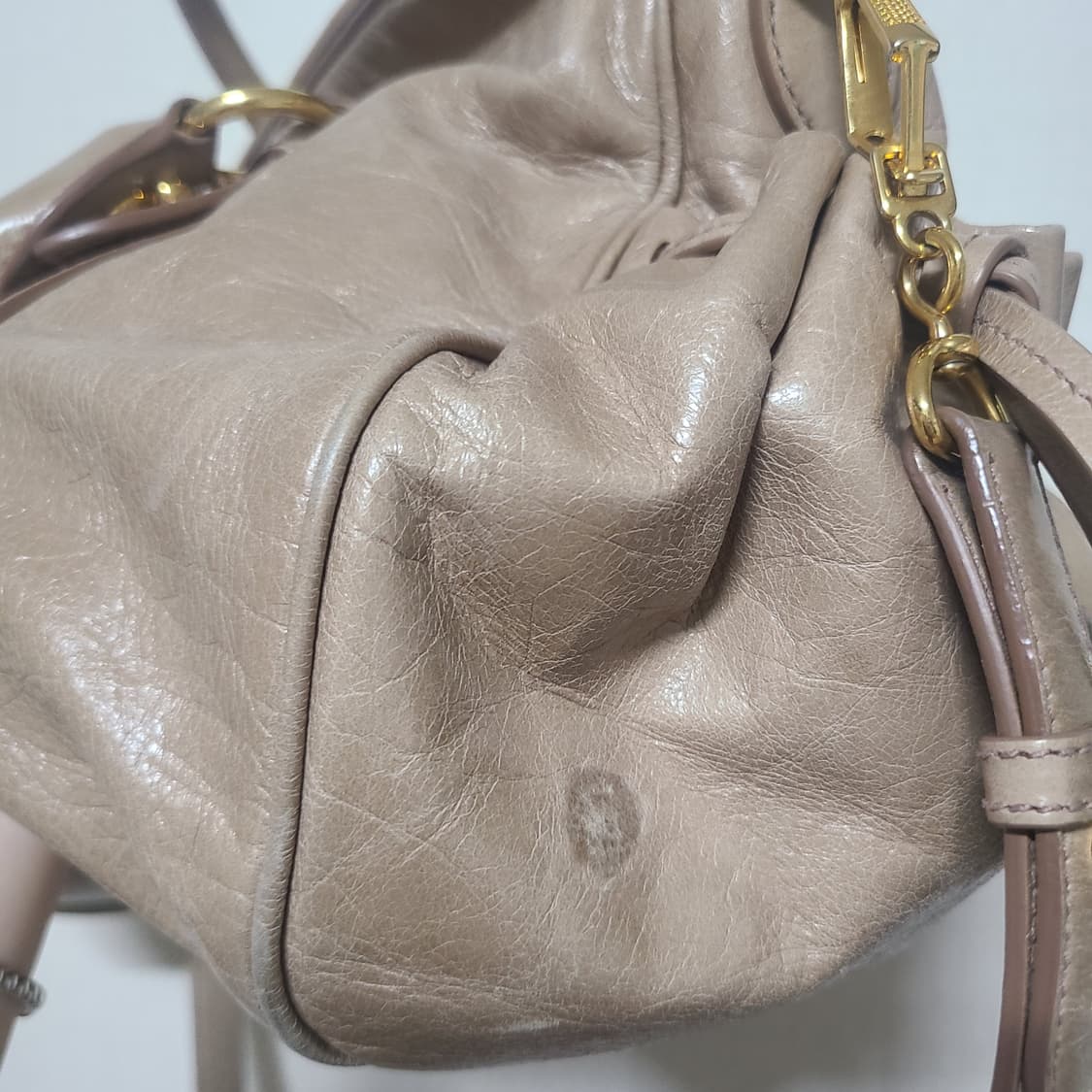 미우미우 비텔로 샤인 사첼백 상품이미지8