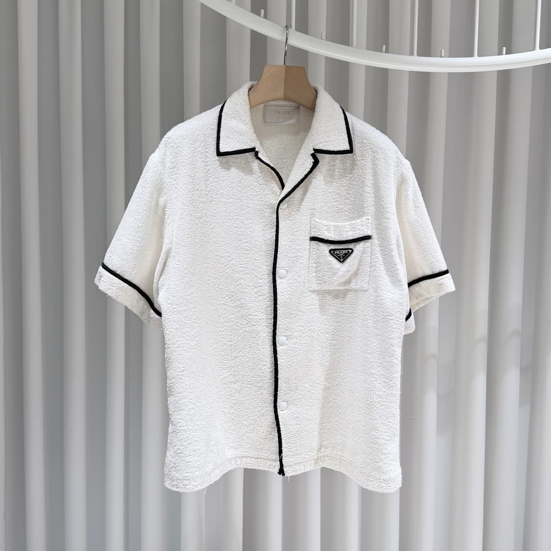 (S/L) / 프라다 삼각로고 테리 코튼볼링 반팔셔츠 화이트 상품이미지1