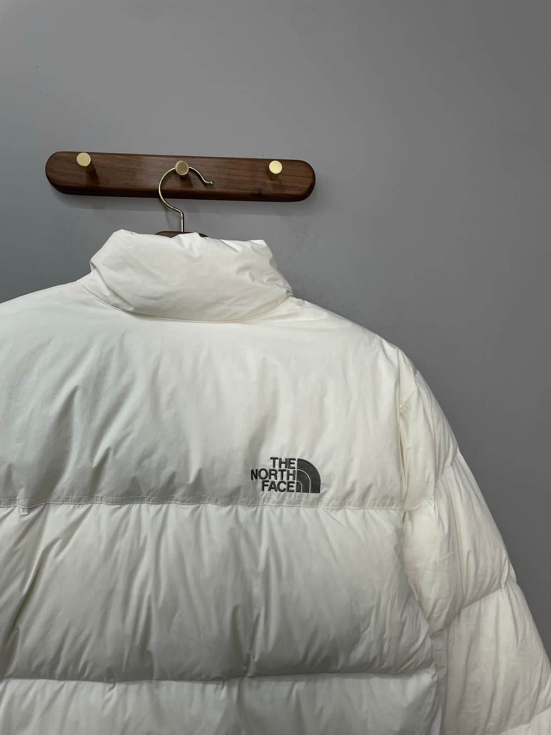 노스페이스 눕시 온 볼 아이보리 패딩 H1822 상품이미지5