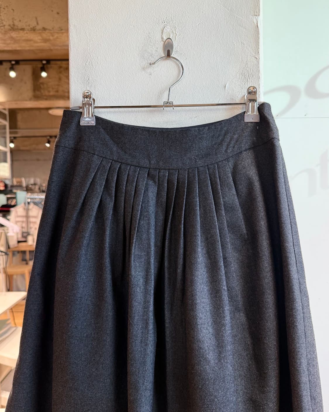 마가렛호웰 차콜 핀턱 미디스커트  상품이미지6