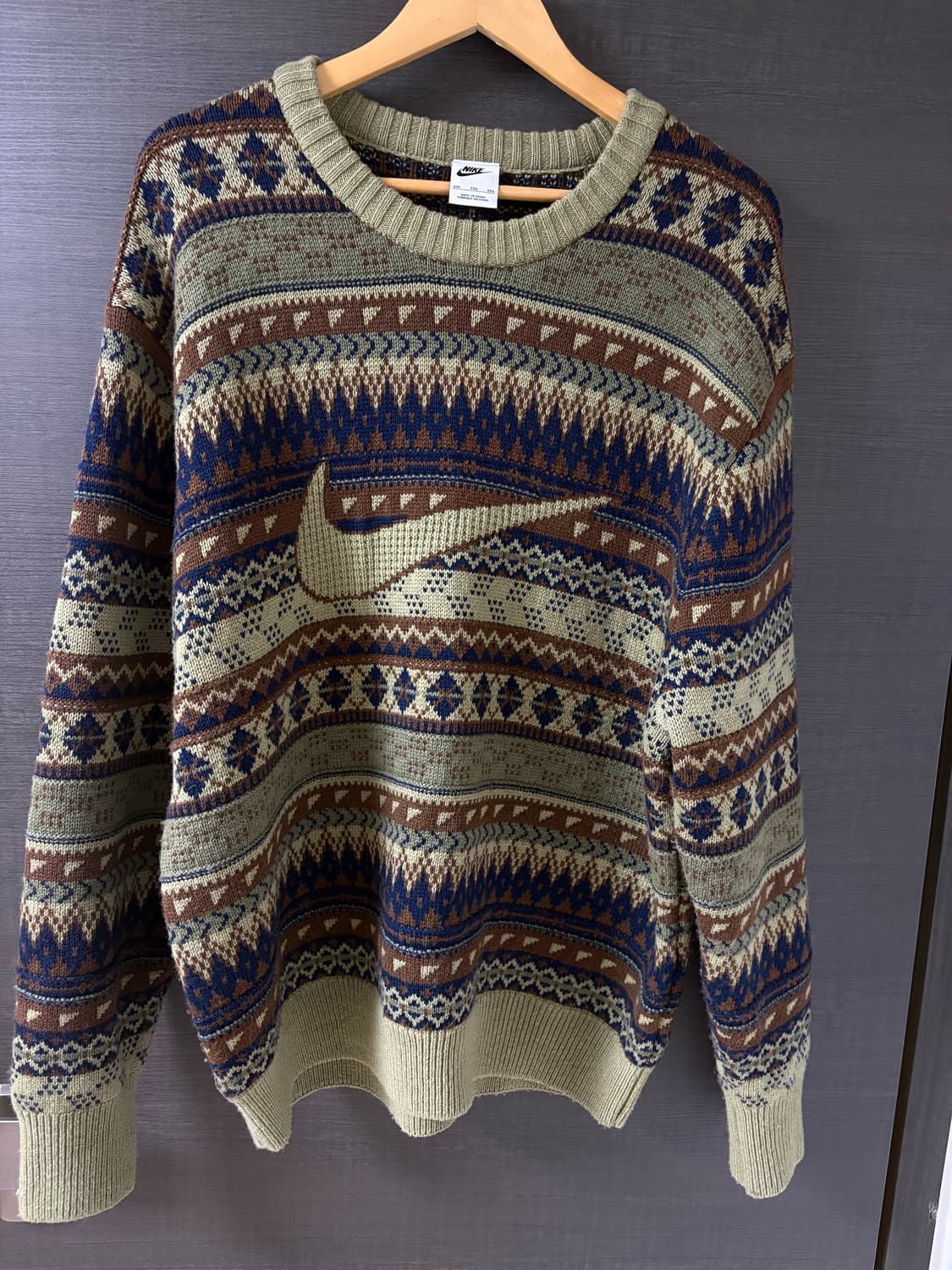 2XL - 나이키 라이프 페어 아일 스우시 스웨터 뉴트럴 올리브  상품이미지1