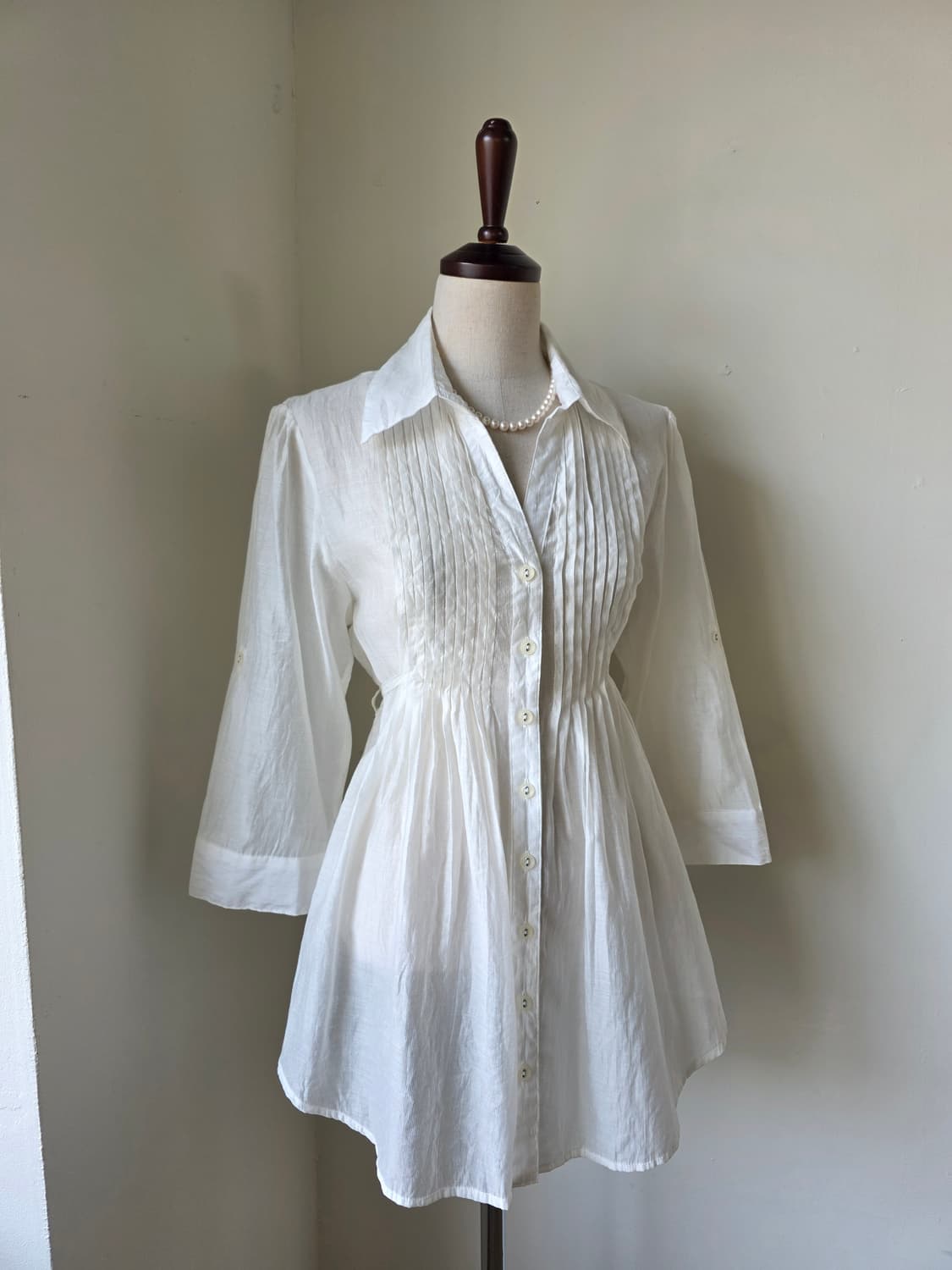 화이트 텐셀 핀턱 롤업 블라우스  상품이미지1