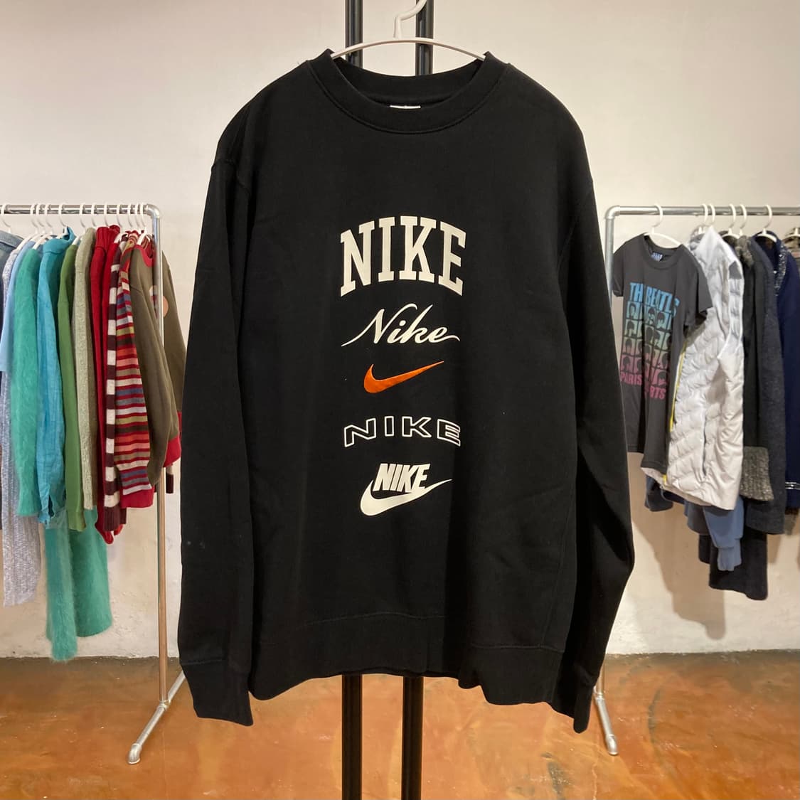 나이키(NIKE) 로고 프린팅 맨투맨 상품이미지1