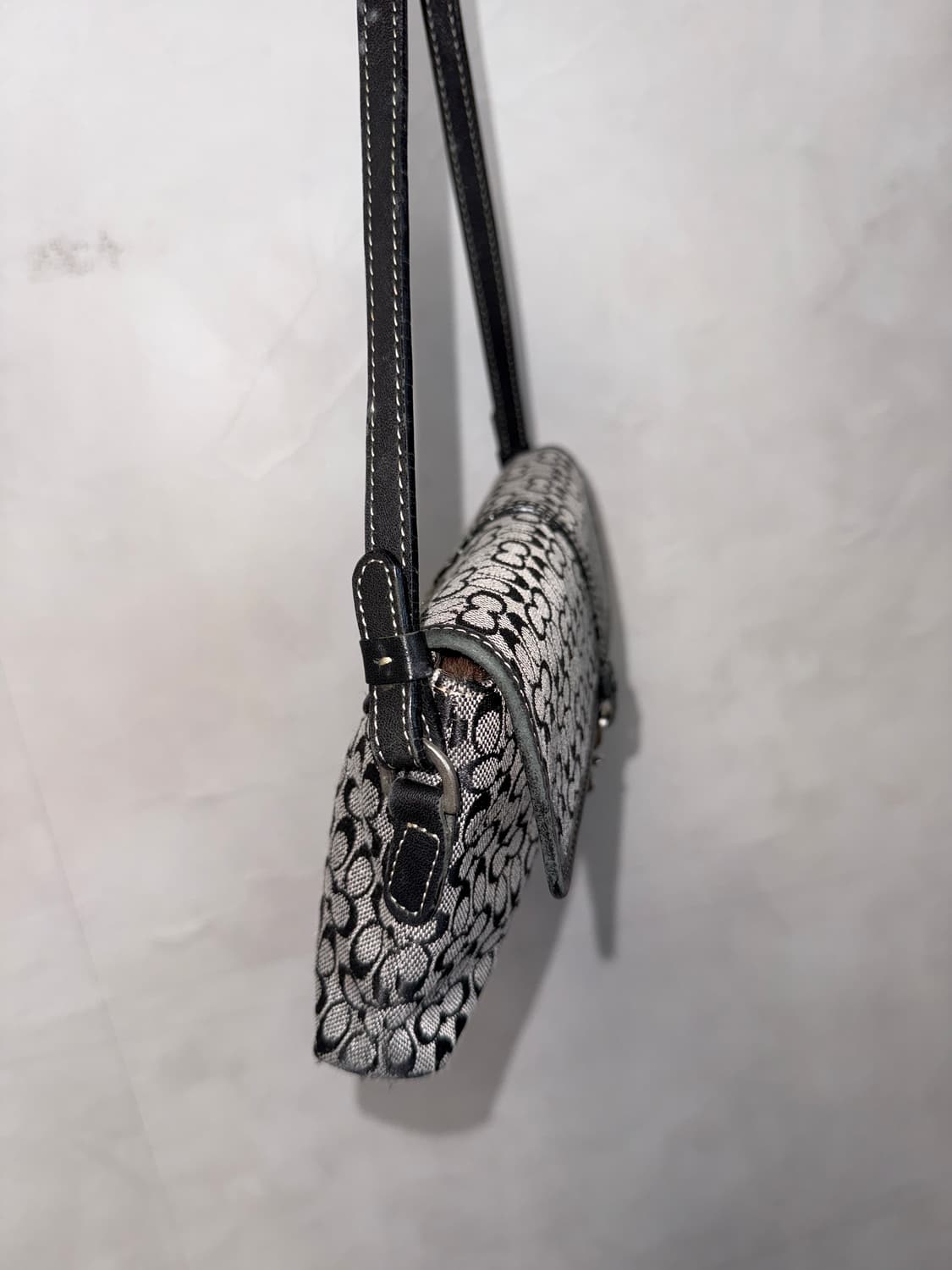 Coach black logo buckle mini 숄더백 상품이미지3