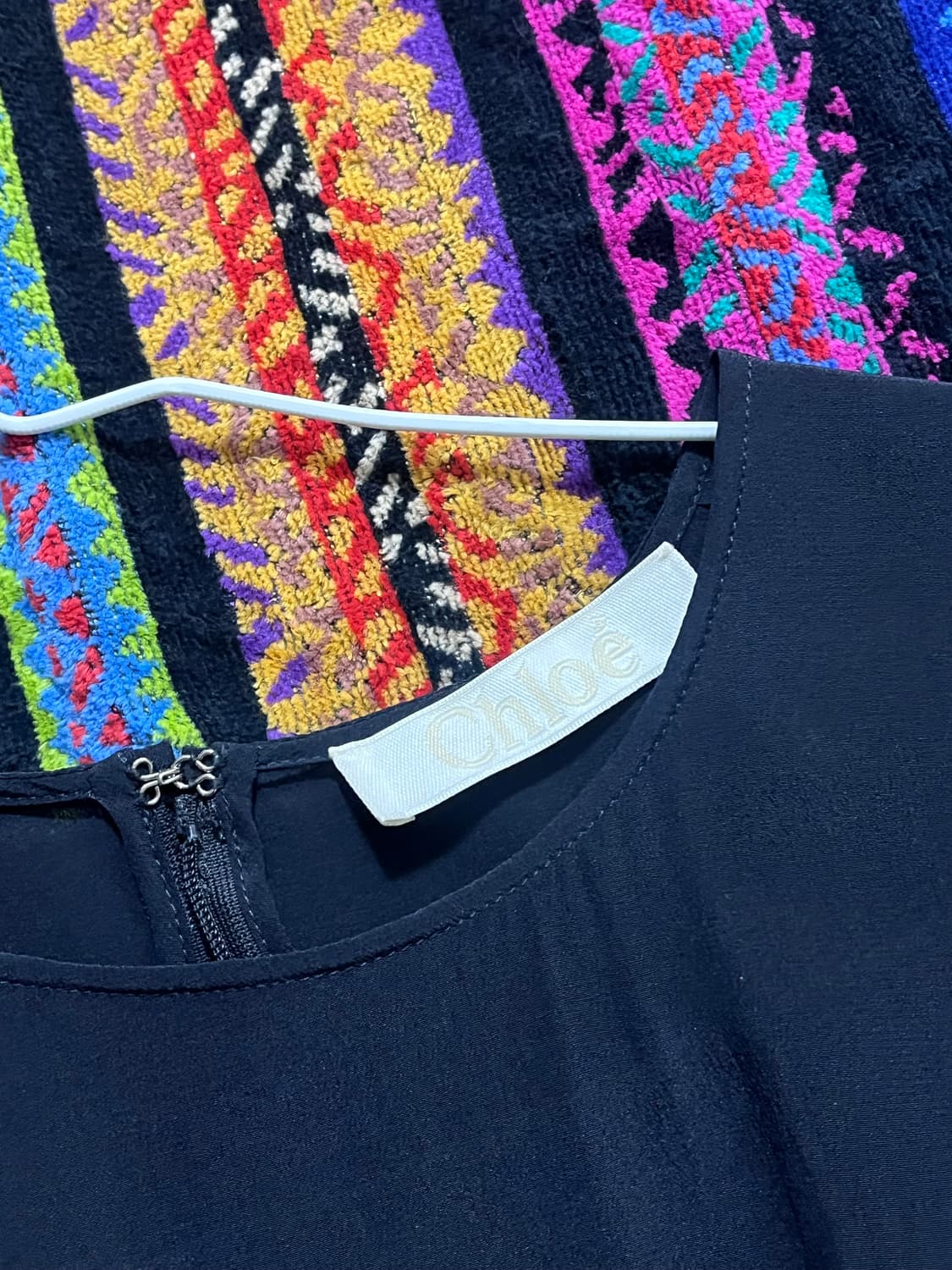 24년 시즌 끌로에 잉크 네이비 스모크 블라우스 상품이미지5