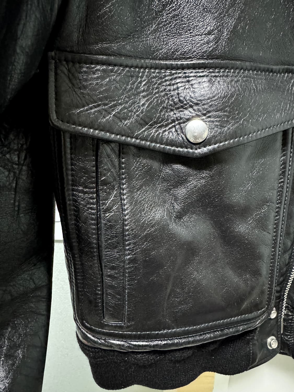 급할인 48사이즈 셀린느 19fw 블랙 색상의 셀린느 양털 레더 자켓 상품이미지4