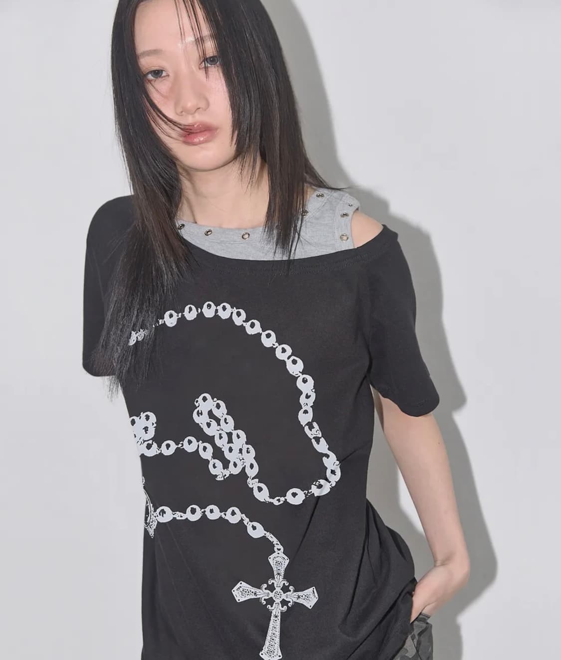 팬시클럽 로저리 노이어 티 원오프숄더 상품이미지1