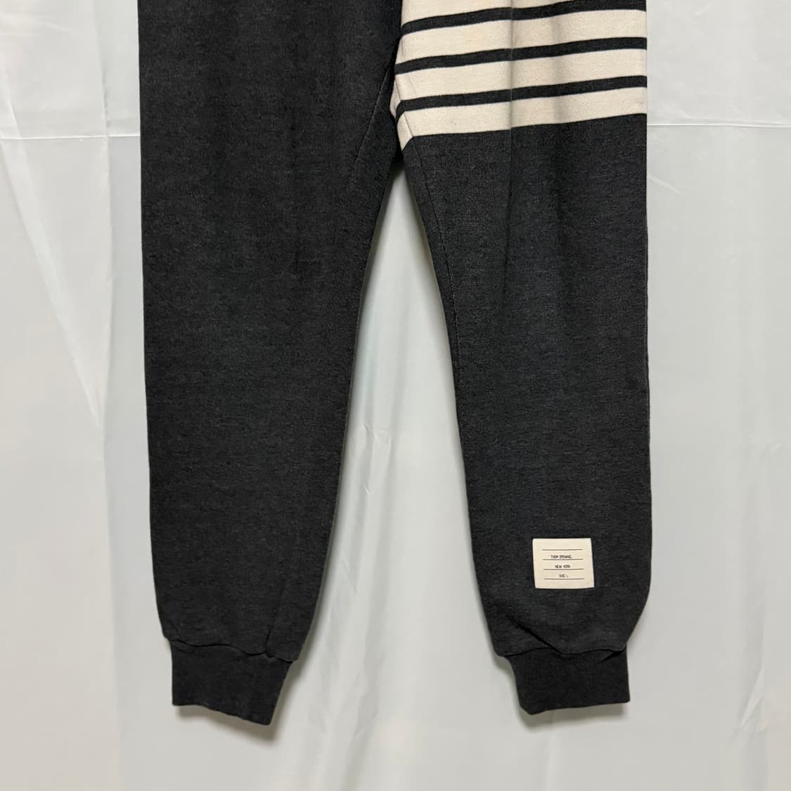 [S+급/1] 톰브라운 사선완장 트레이닝 조거팬츠 바지 다크그레이 상품이미지3