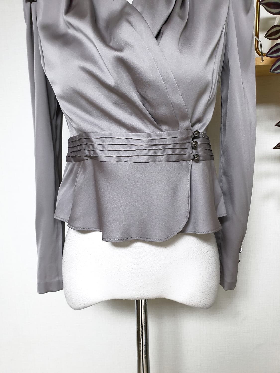 라인 페플럼 랩스타일 블라우스 55 크롭 실버 상품이미지4