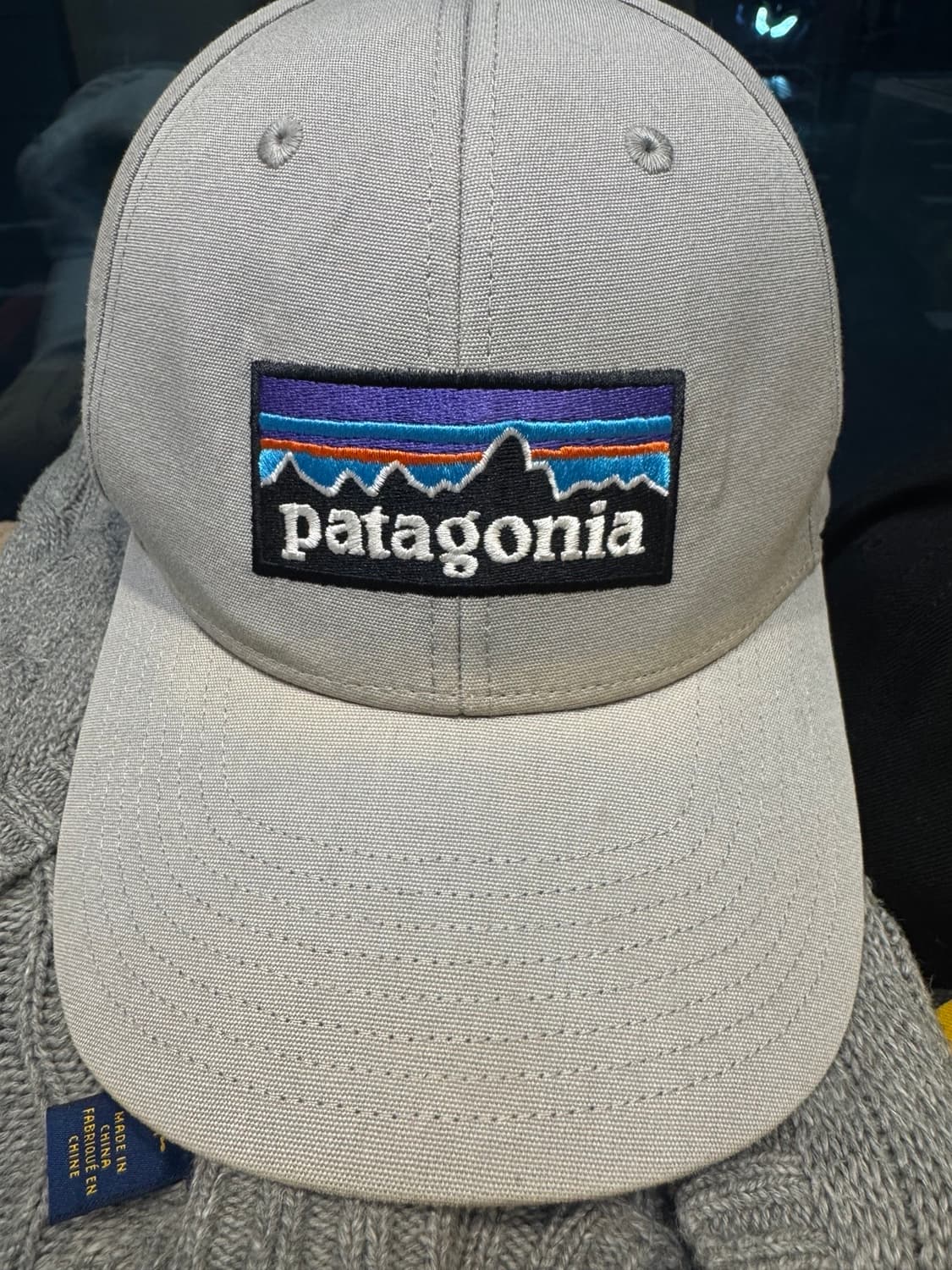 Patagonia 파타고니아 P-6 로고 클래식 볼캡 (라이트 그레이) 상품이미지3