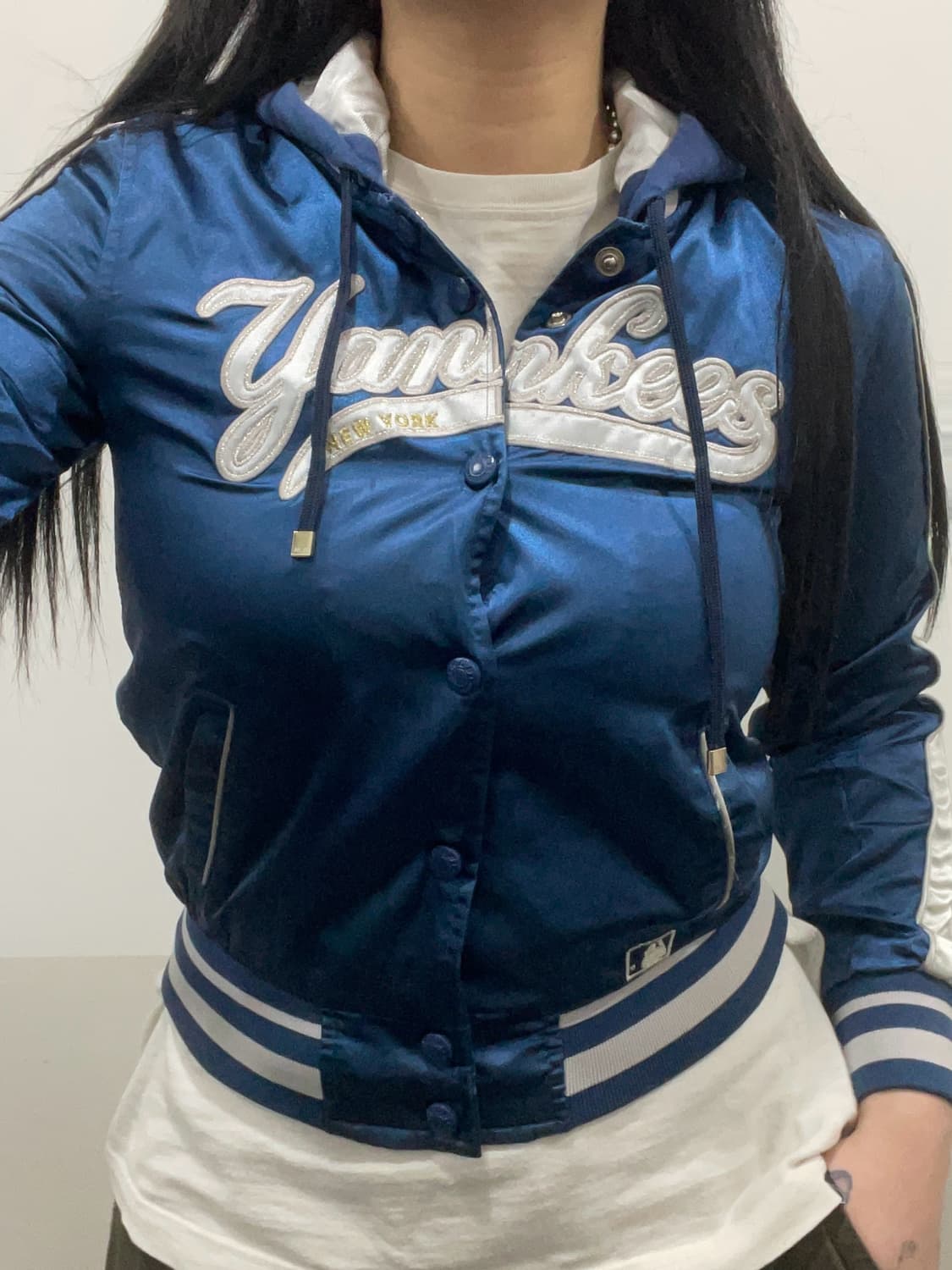 MLB 뉴욕 양키스 새틴 후드 슬림핏 크롭 바시티자켓 상품이미지1