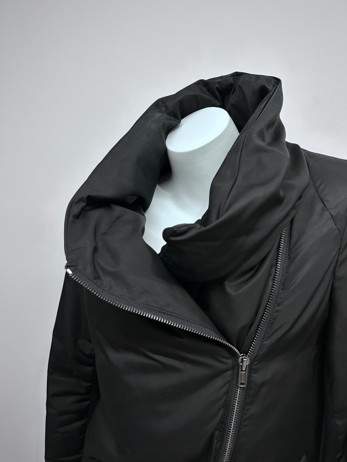 Dkny 사선 지퍼 고딕 패딩 상품이미지3