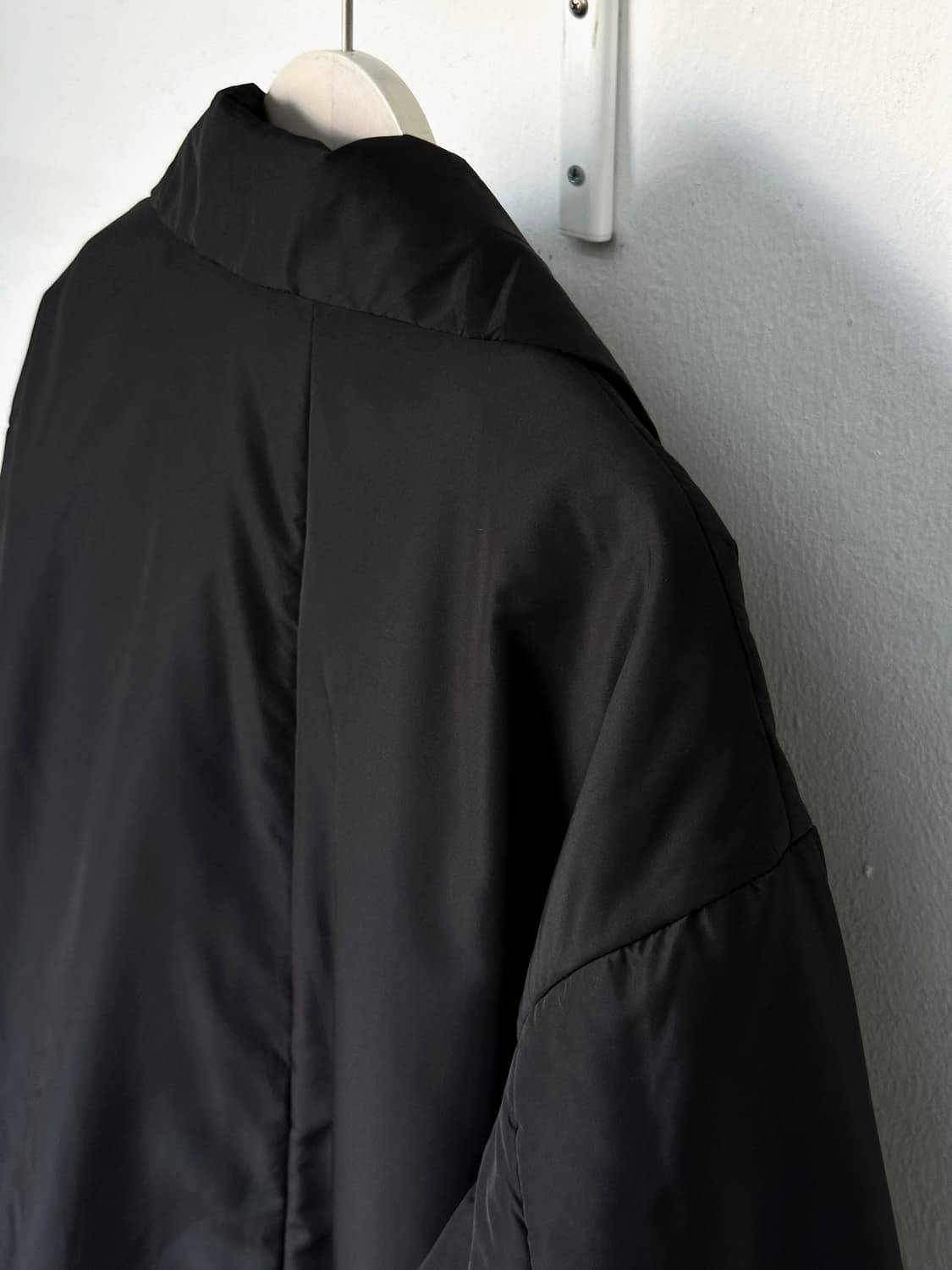 Padded wide silhouette chesterfield coat 상품이미지4