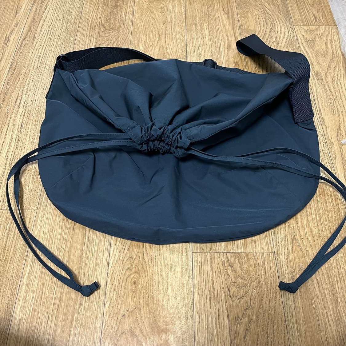 유니클로 U 드로우스트링 숄더백 블랙 유니u 가방 크로스백 상품이미지1