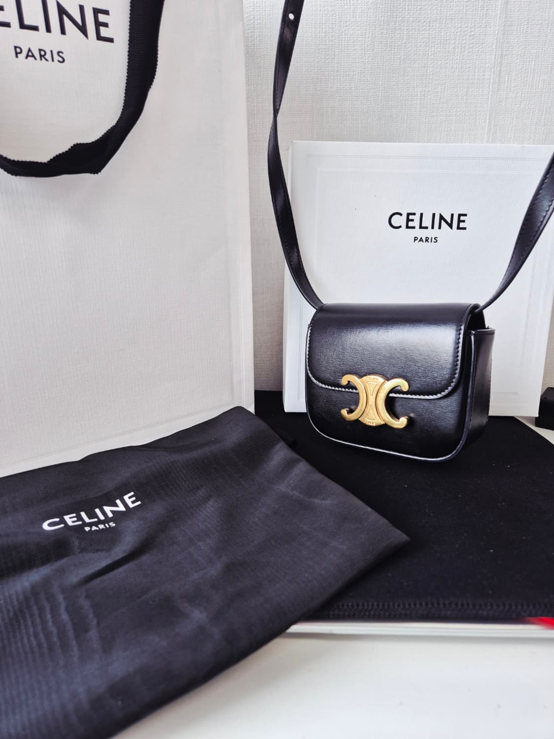 셀린느 트리옹프 미니 블랙 크로스백 상품이미지1