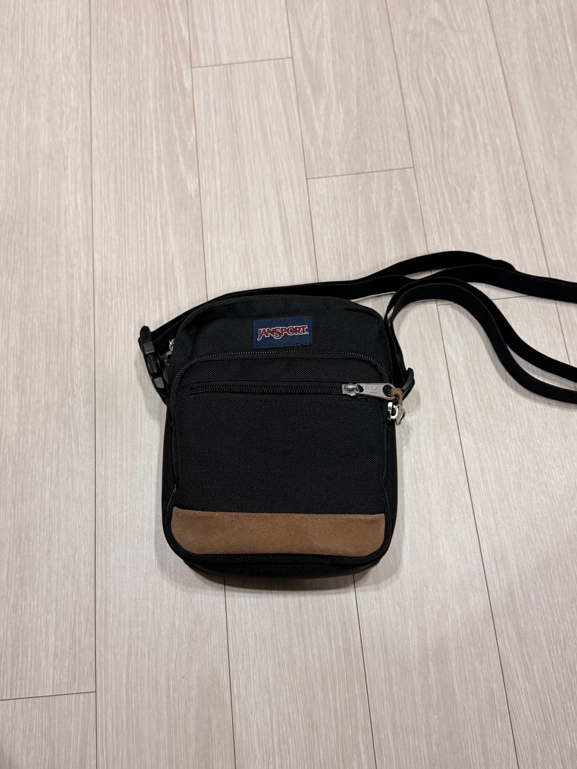 빔즈 x 잔스포츠 별주 코어 크로스바디백 숄더백 JS0A7ZNV 상품이미지3