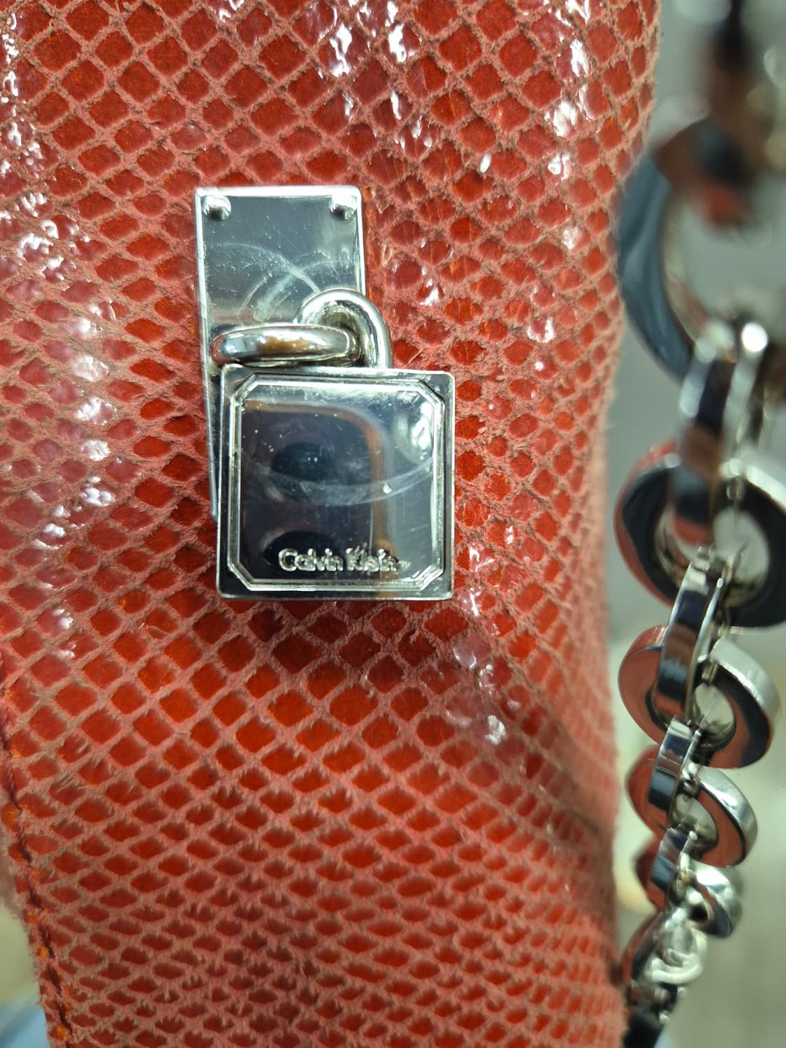 캘빈클라인 여성 레드 뱀피 패턴 체인 크로스백 상품이미지8