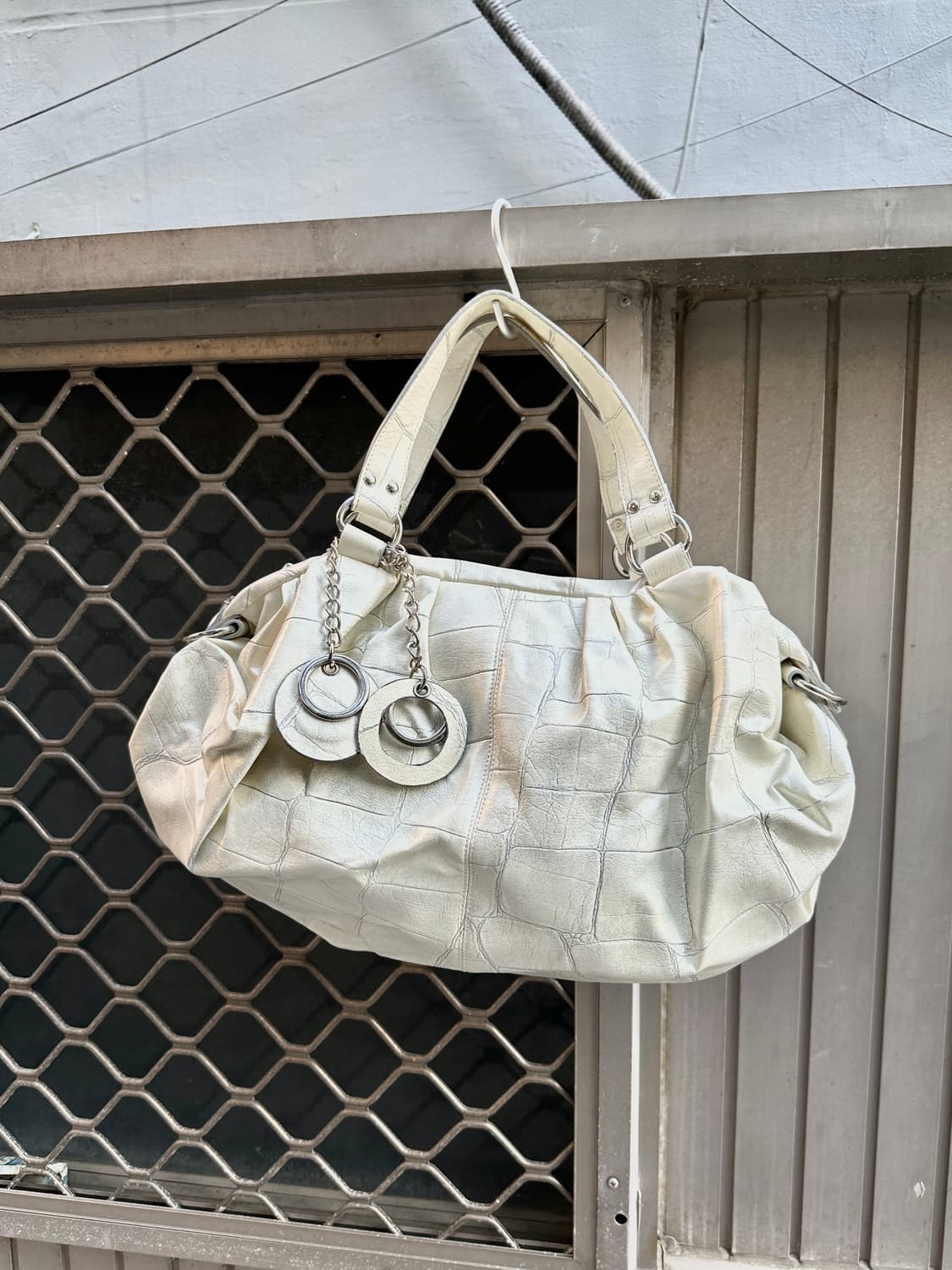 Crack leather stud shoulder bag 상품이미지2