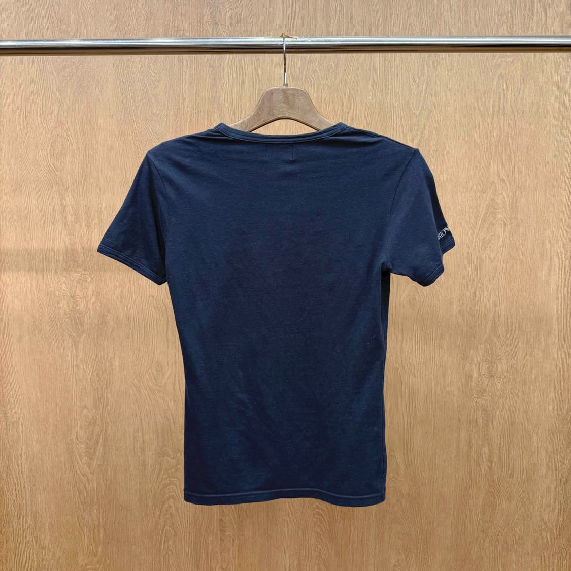 엠포리오 아르마니 브이넥 반팔 크리스탈 이글 로고 디테일 블랙 상품이미지3