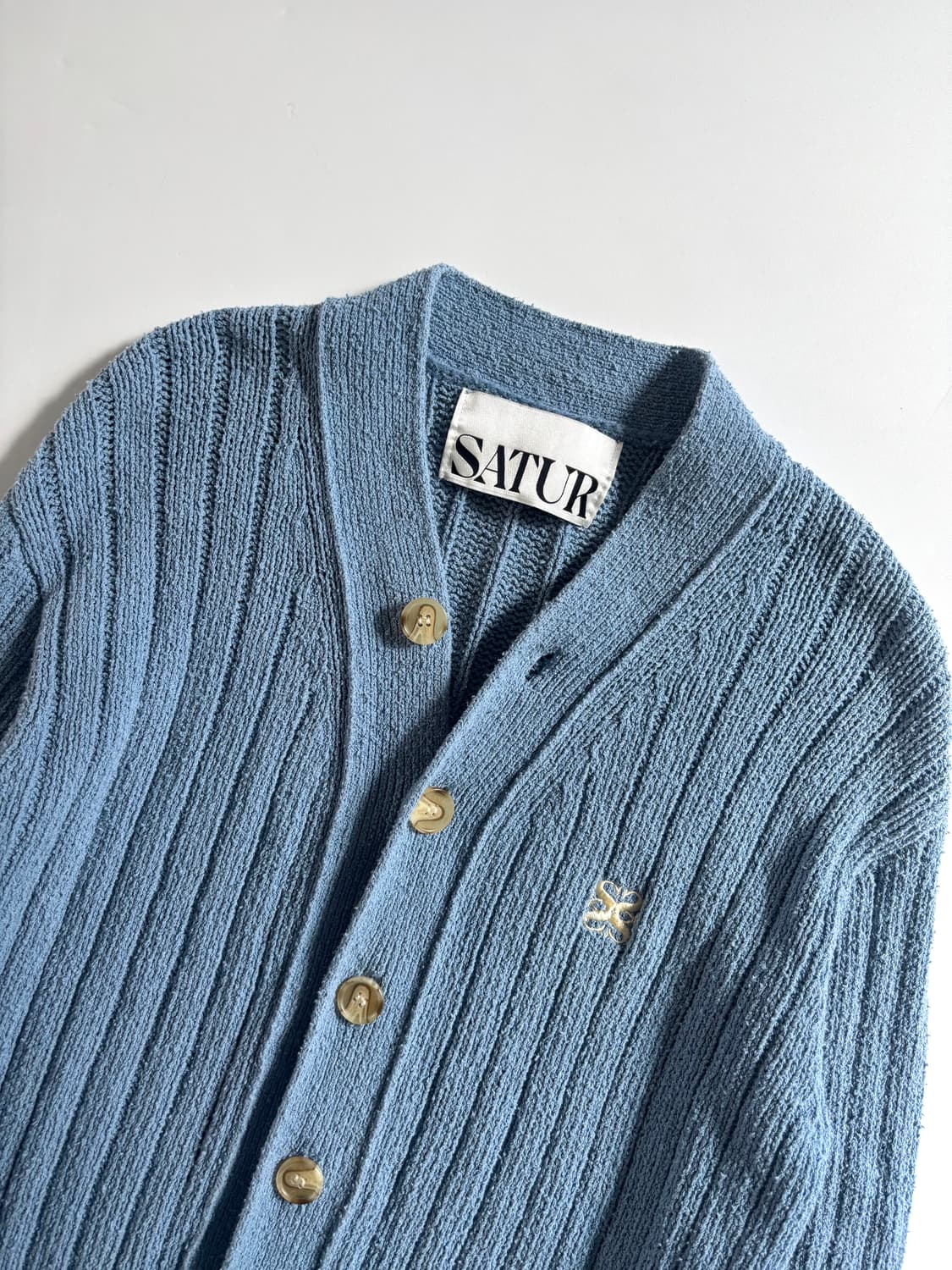 Satur 새터 자수로고 블루컬러 버튼 가디건 상품이미지2
