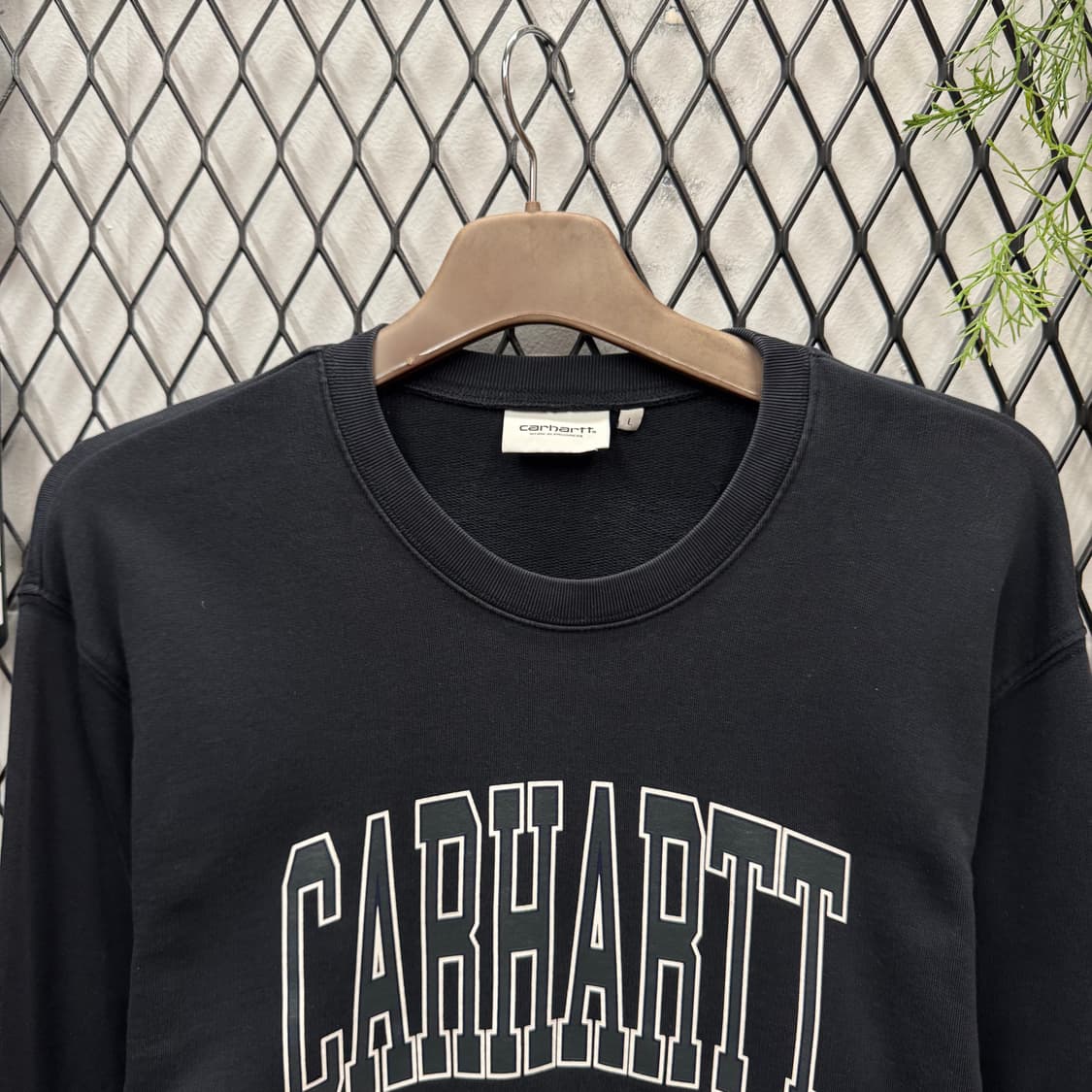 칼하트 윕 스웻셔츠 전면 레터링 로고 포인트 블랙 상품이미지3