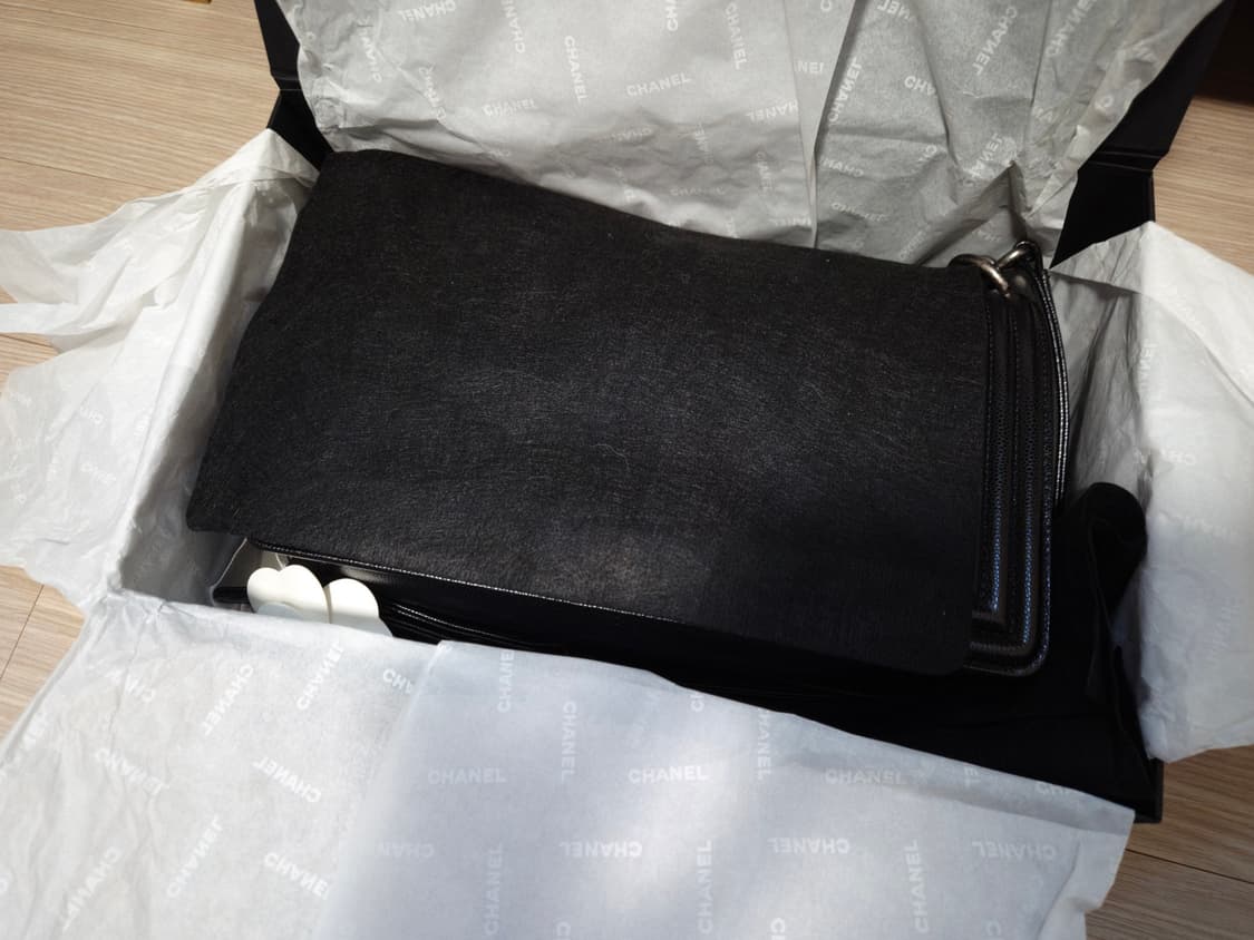 샤넬 보이백 미듐 캐비어 블랙 빈티지 은장 상품이미지4