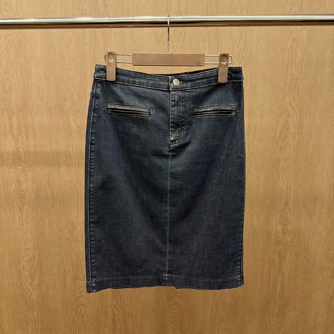 클럽모나코 데님 미디 스커트 백 슬릿 레더 배색 포켓 디테일 H라인 진청 상품이미지2