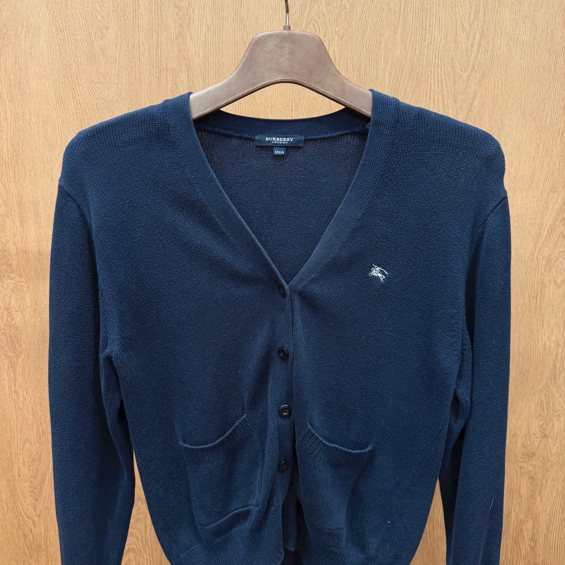 버버리 런던 브이넥 울 니트 가디건 로고 자수 패치 포켓 디테일 네이비 상품이미지4
