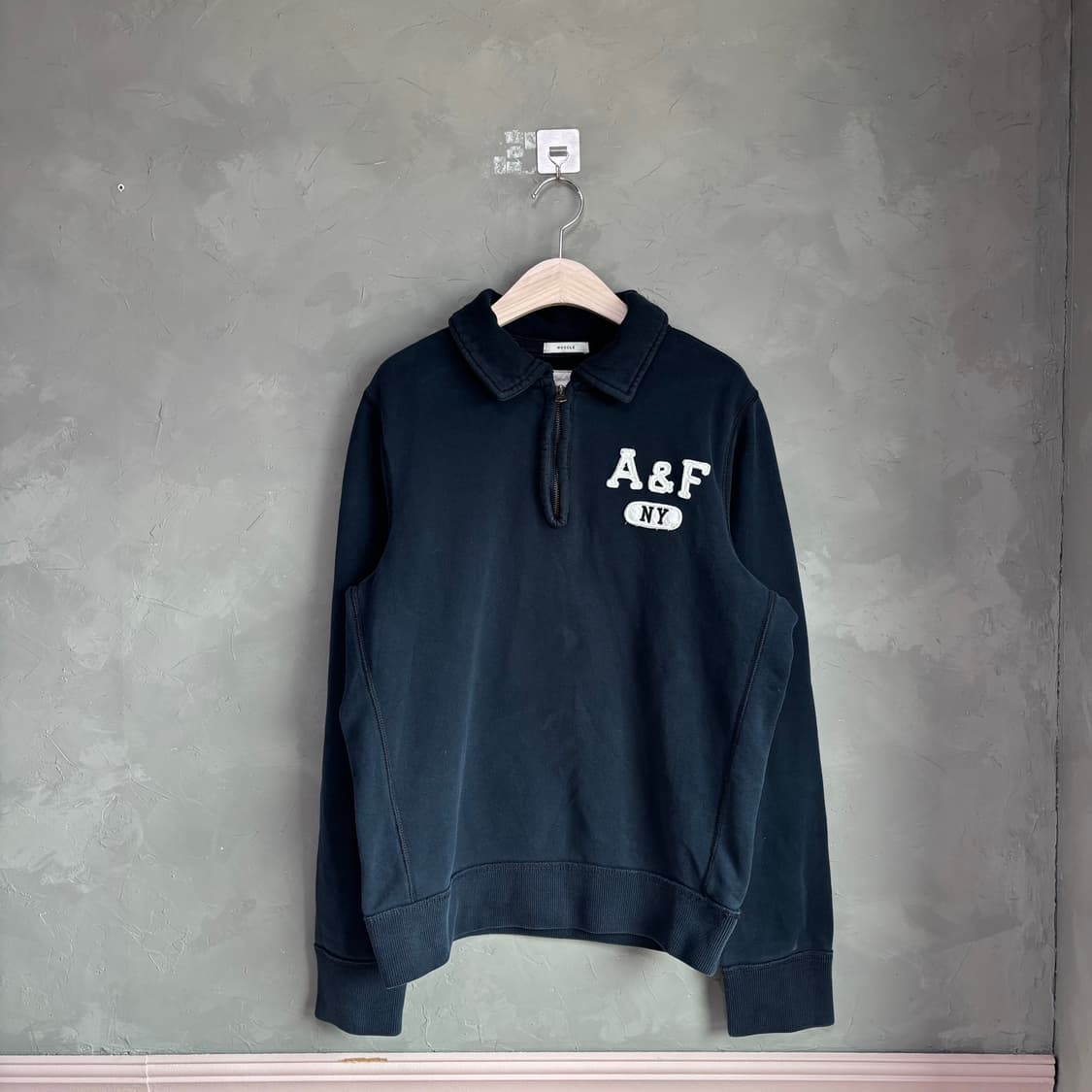 아베크롬비 카라 반집업 맨투맨 네이비 상품이미지1