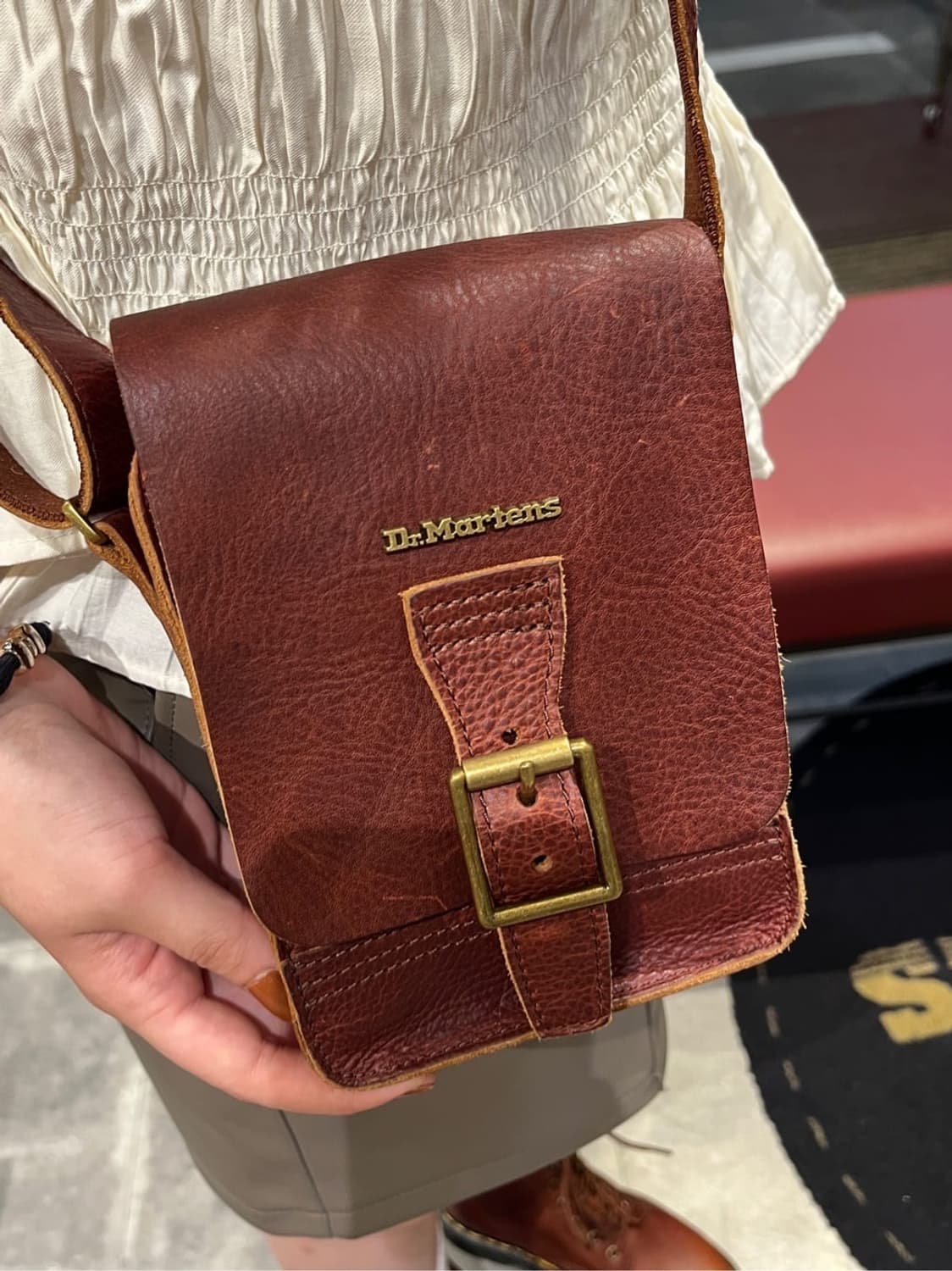 닥터마틴 레더 크로스 바디백 상품이미지2