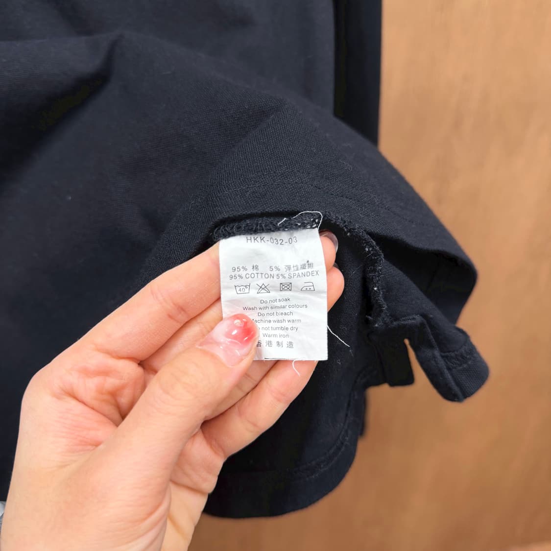 버버리 런던 코튼 긴팔 티셔츠 배색 카라 로고 자수 디테일 슬림핏 블랙 상품이미지7