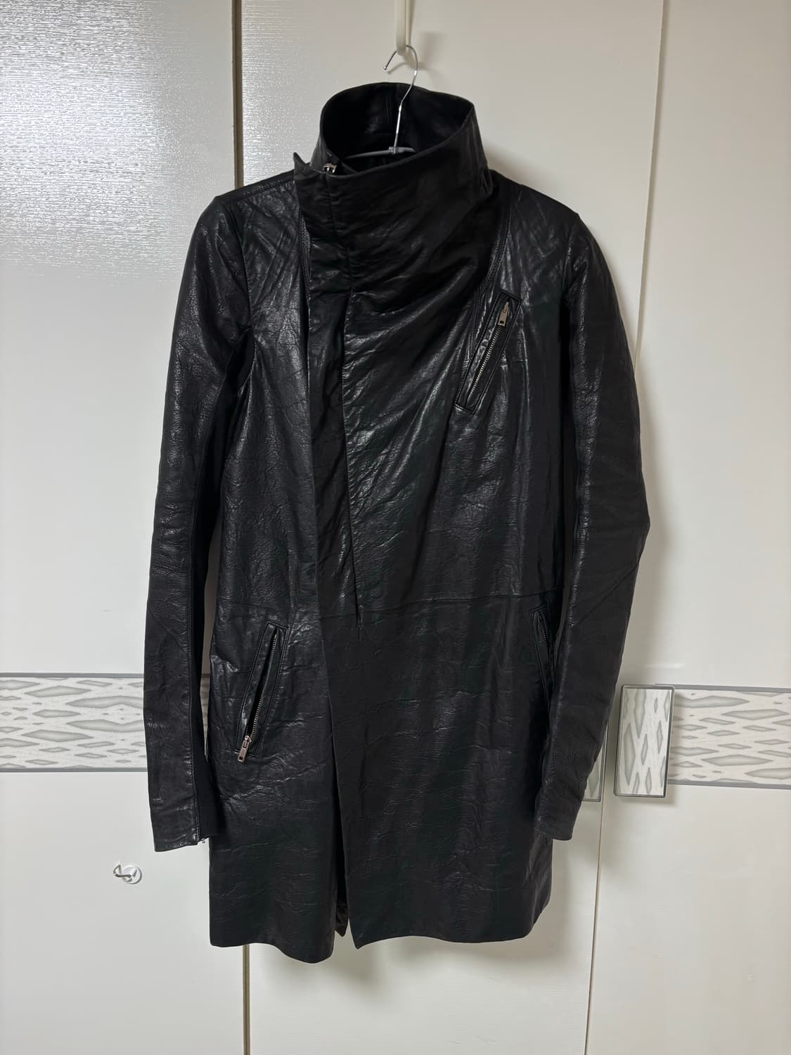 릭오웬스 사선 하이넥 레더코트 상품이미지3