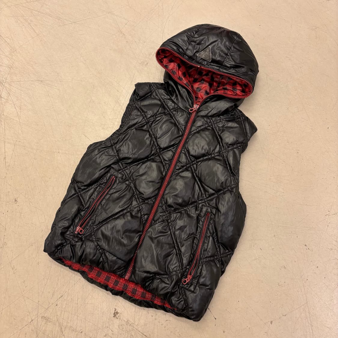 게스 유광 덕다운 패딩 조끼 상품이미지1