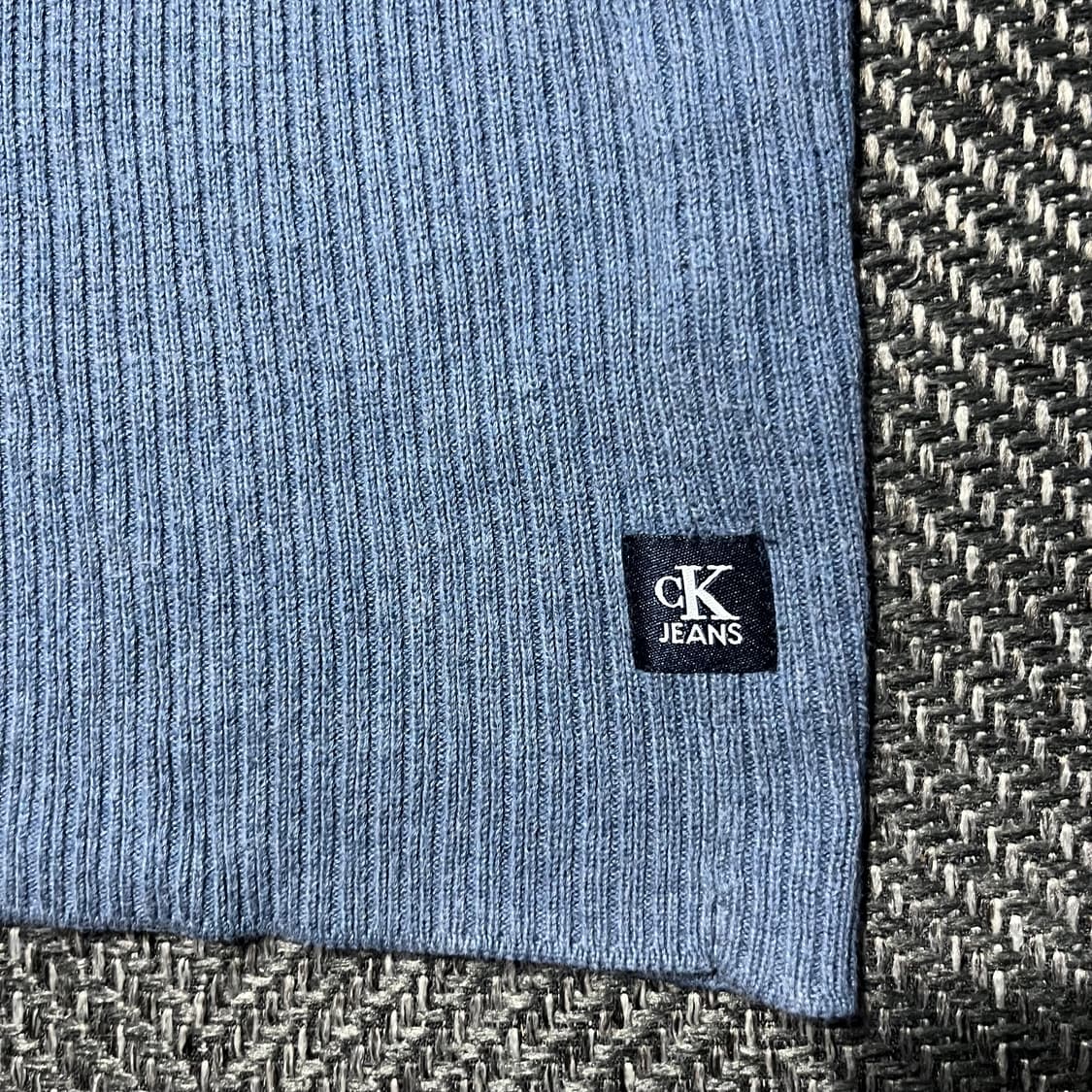 CALVIN KLEIN JEANS 캘빈클라인 브이넥 코튼 니트 상품이미지3