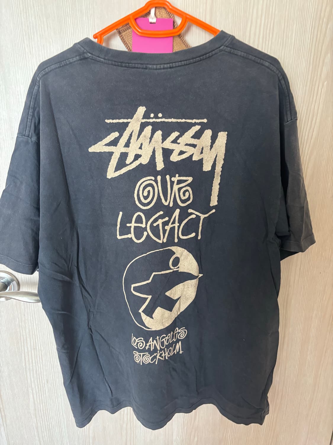 스투시 x 아워레가시 서프맨 피그먼트 다이드 티셔츠 블랙 - 21FW 상품이미지2