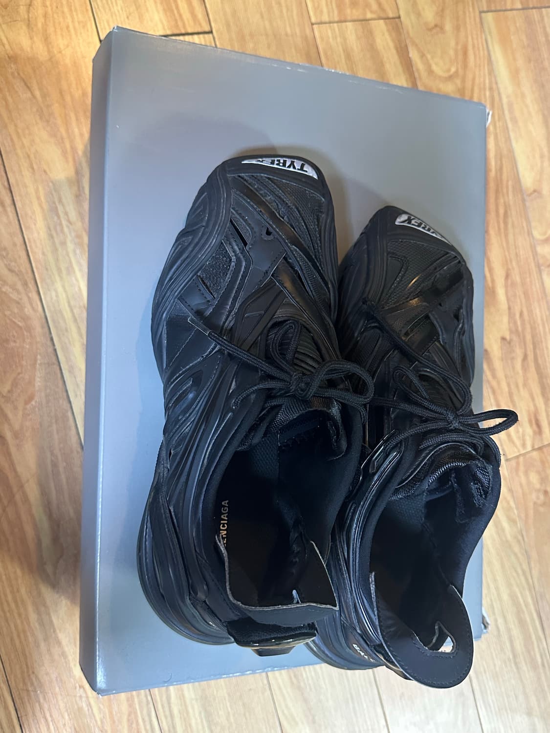 발렌시아가 타이렉스 40 상품이미지1