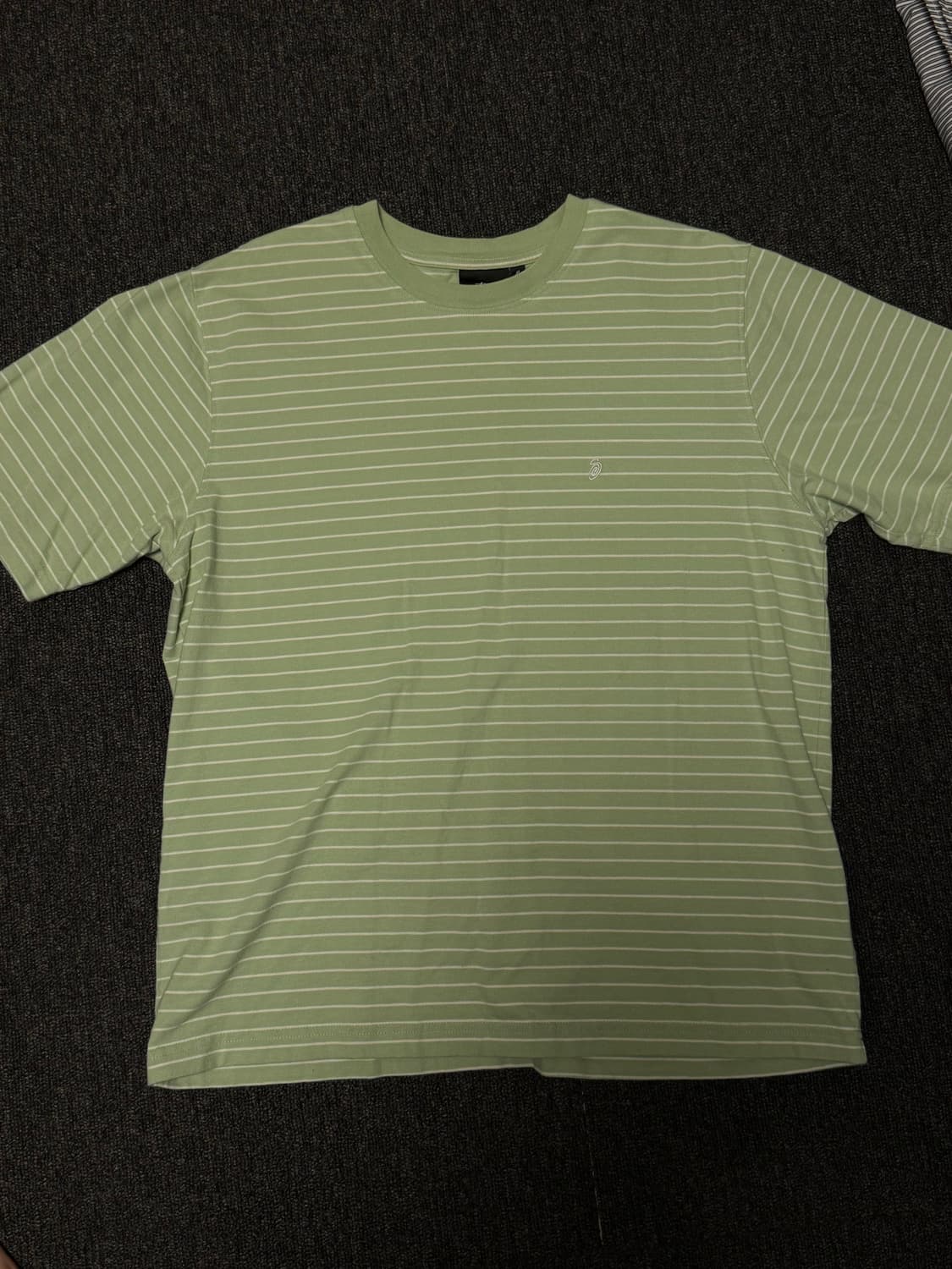 [M] 스투시 핀 스트라이프 숏슬리브 크루 그린 반팔티 상품이미지1