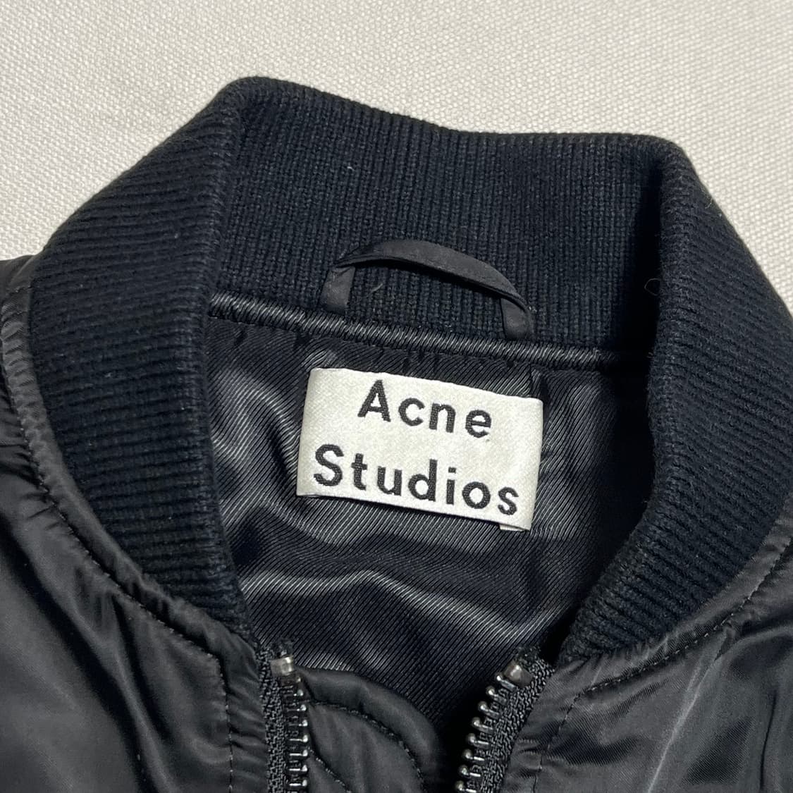 32 아크네 스튜디오 블랙 나일론 봄버 자켓 상품이미지4