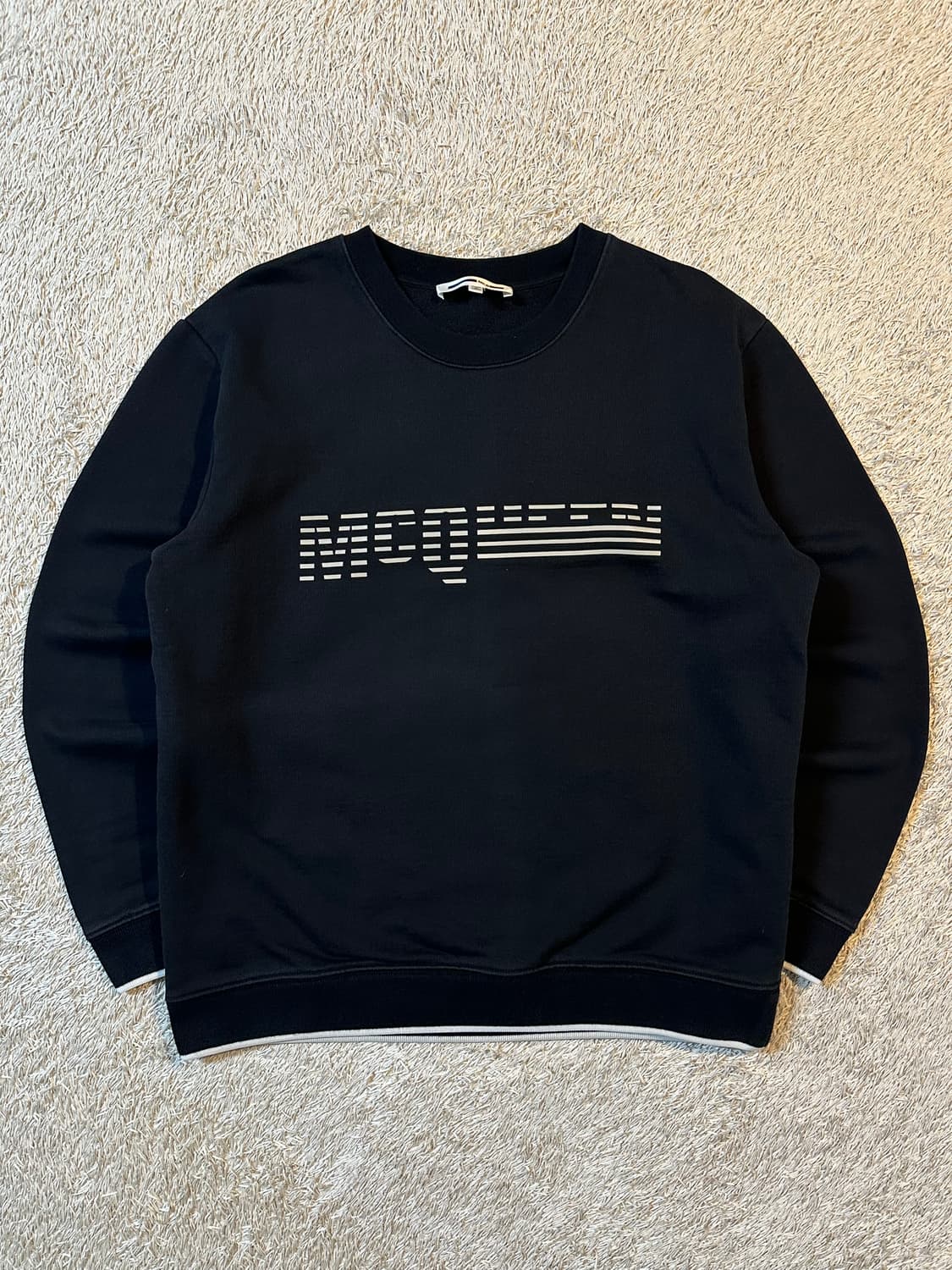 알렉산더 맥퀸 그래피티 로고 맨투맨 블랙 상품이미지1