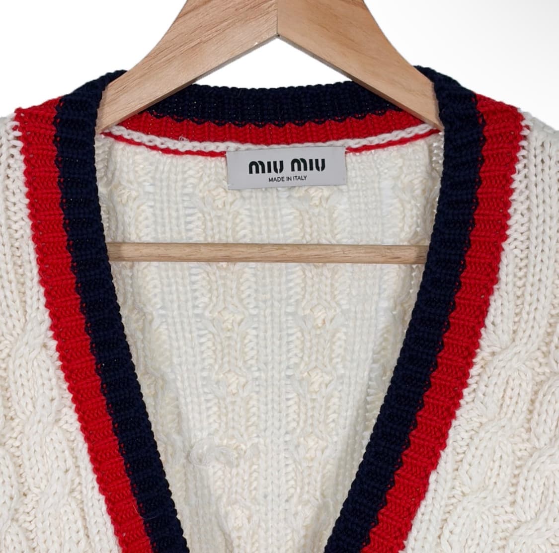 [38] 미우미우 여성 헤비 울 케이블 로고 패치 삼선 라인 니트 가디건 상품이미지4