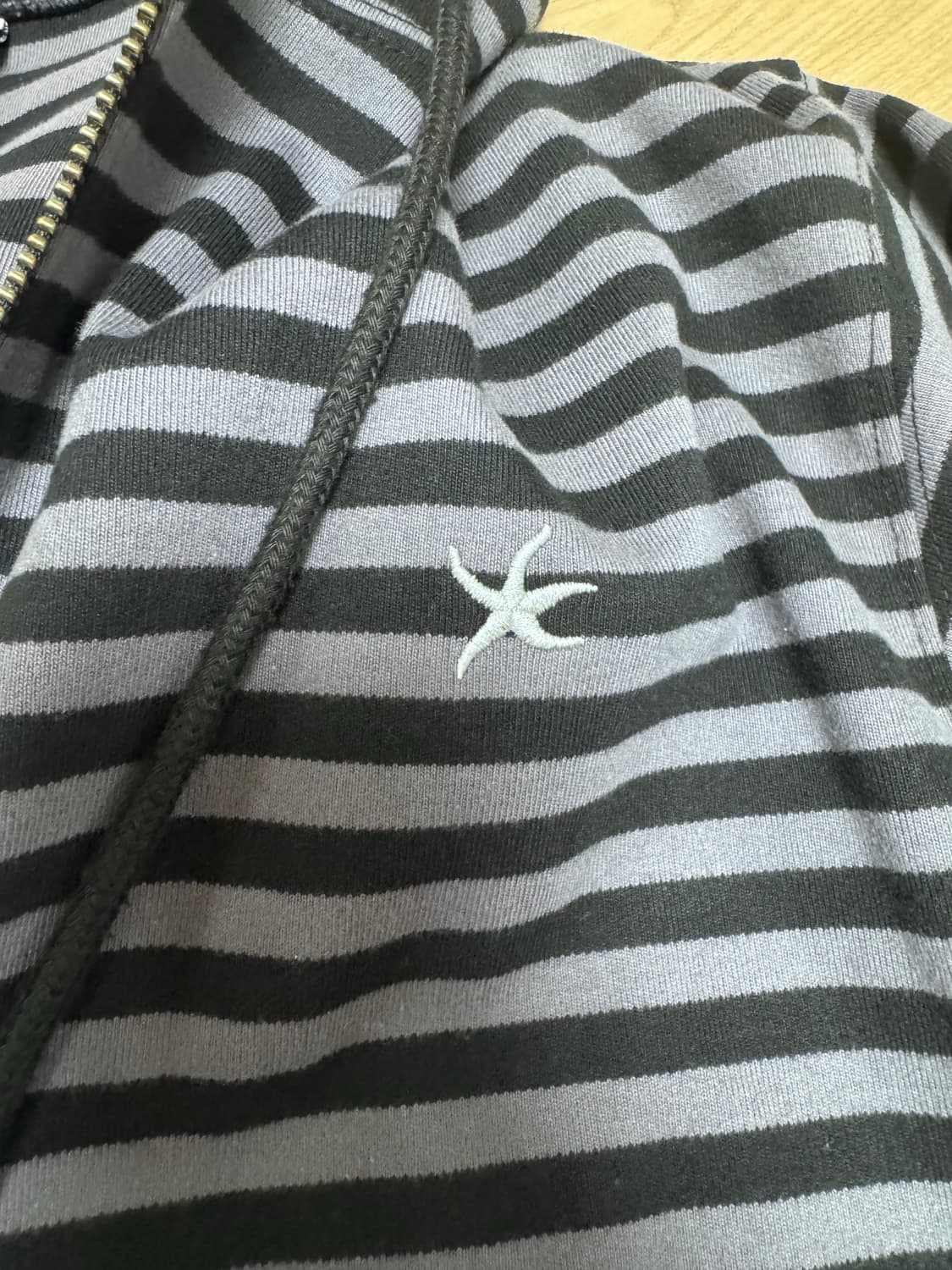 더콜디스트모먼트 TCM 후드집업 블랙/차콜 색상 상품이미지2