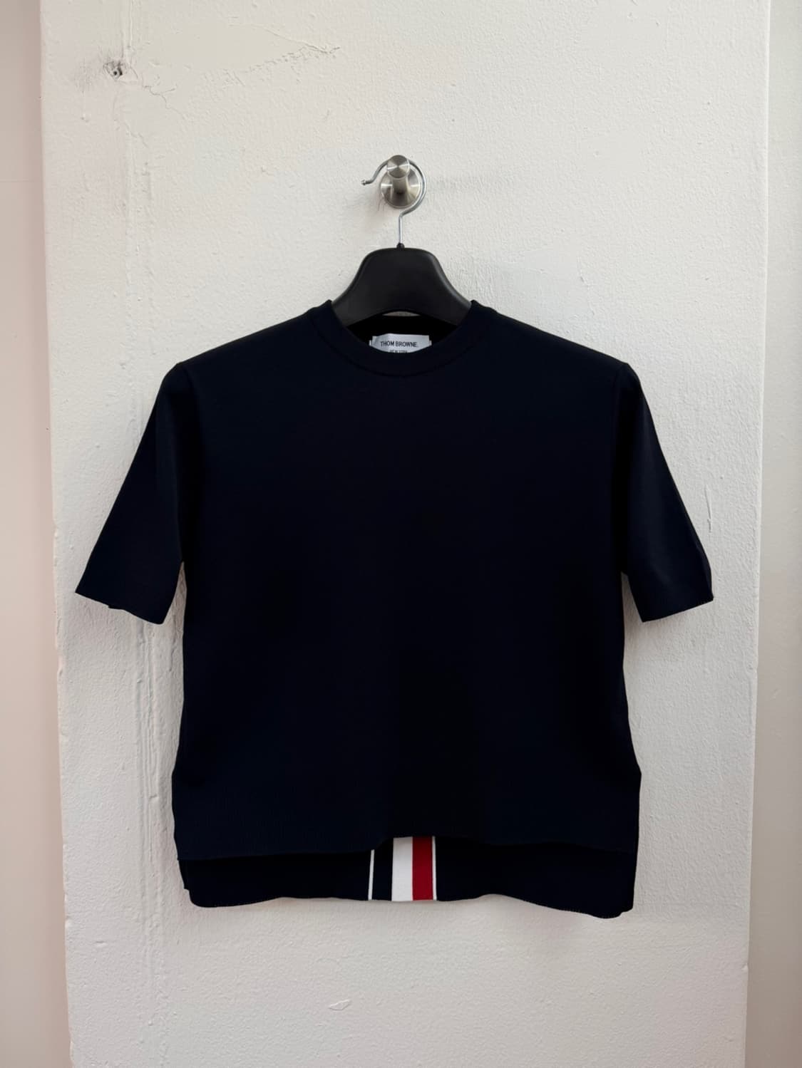 톰 브라운 센터 백 스트라이프 티  상품이미지2