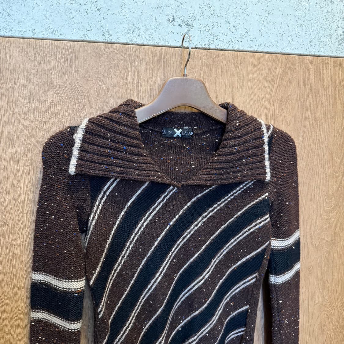 빈티지 롱슬리브 니트 사선 스트라이프 패턴 와이드 카라 디테일 브라운 상품이미지3