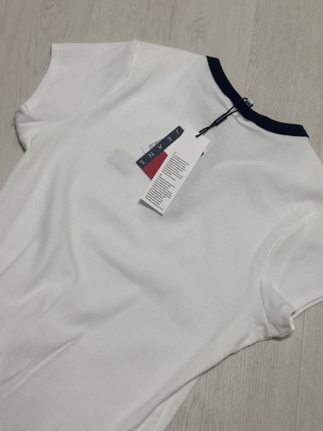 타미진스 슬림 헨리넥 배지 티셔츠 팝니다 상품이미지2