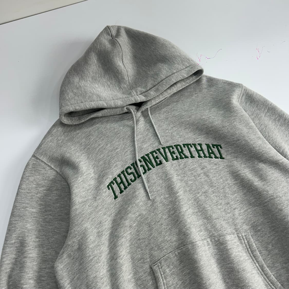 Thisisneverthat 디스이즈네버뎃 그린 로고 그레이 후드티 상품이미지4