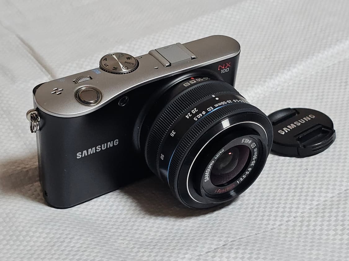 삼성 NX100 미러리스 카메라와 20-50mm 번들 렌즈 상품이미지2