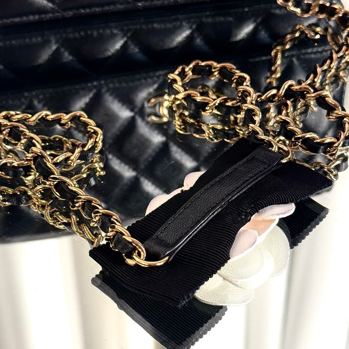 [신품급] 샤넬 클래식 WOC 램스킨 골드 까멜리아 체인백  상품이미지6