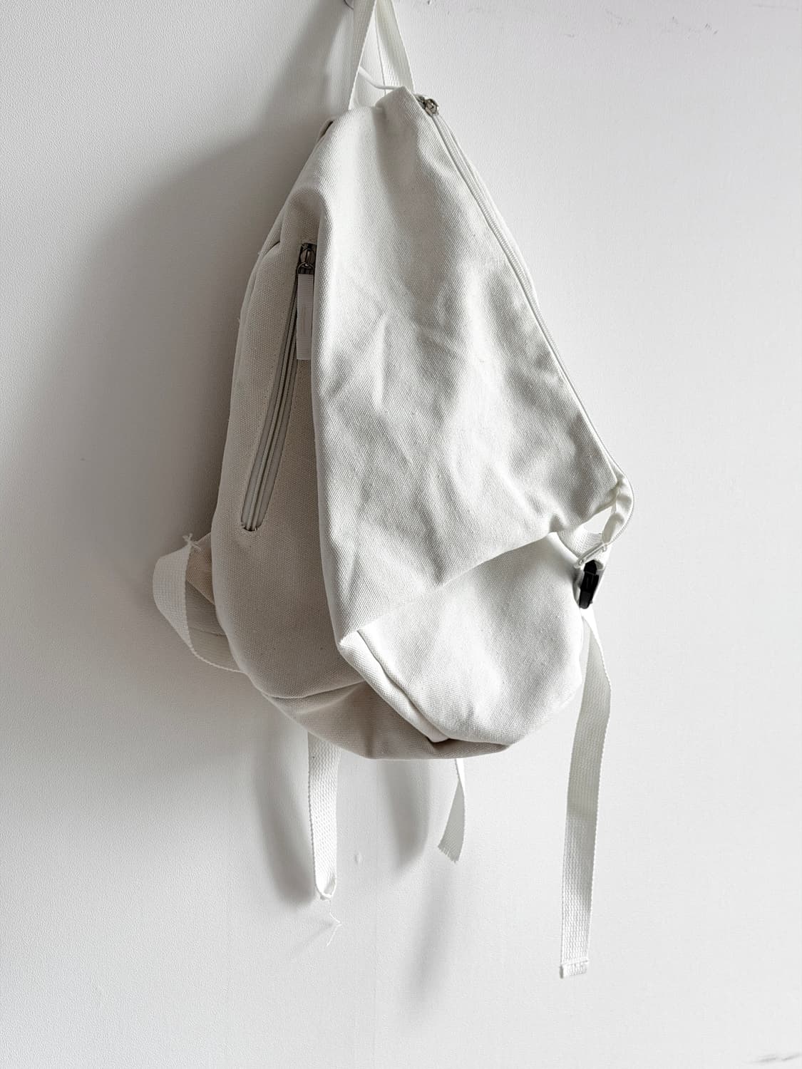 루즈한 스타일의 화이트 캔버스백팩 상품이미지6