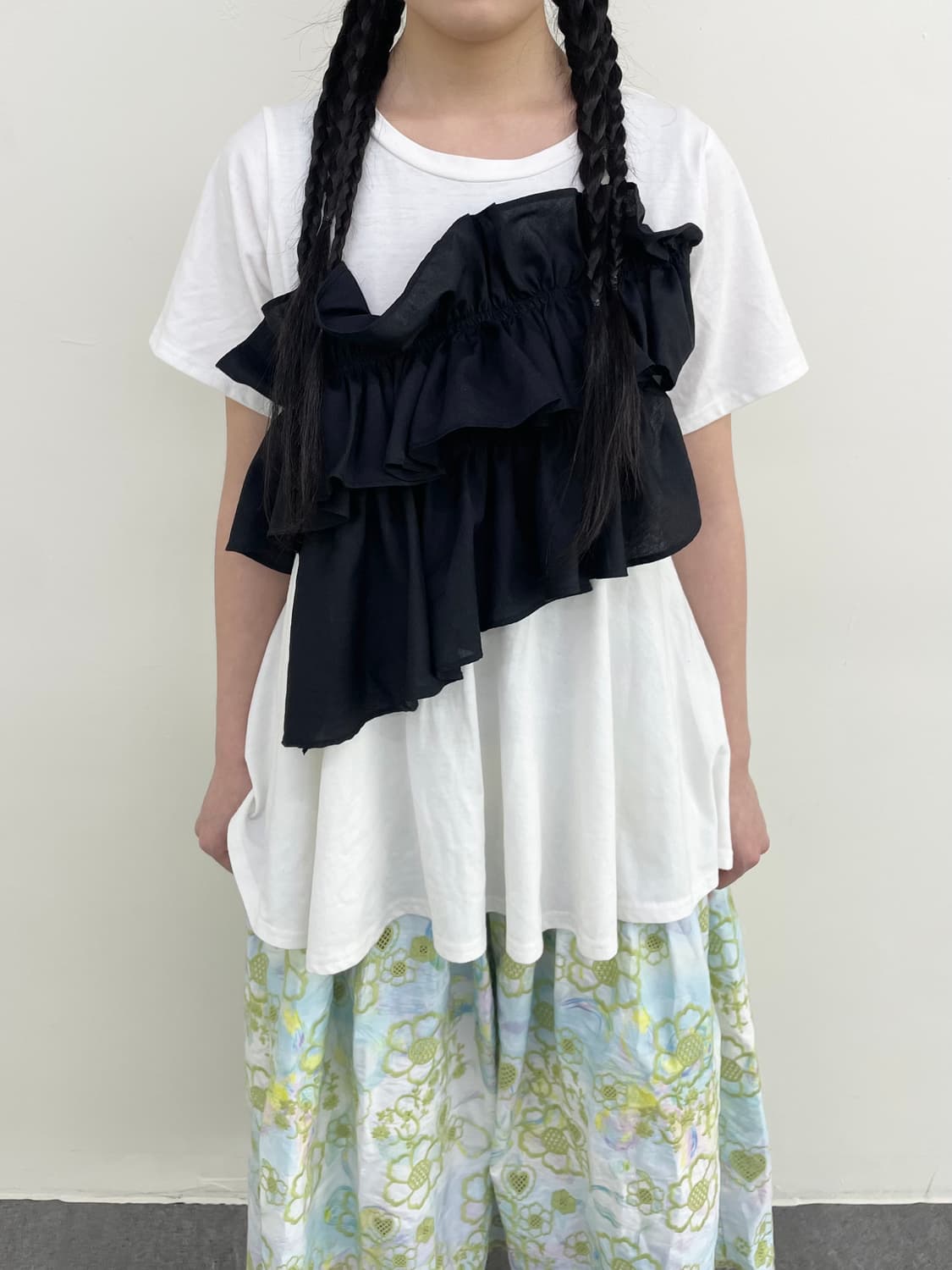 black ruffle t-shirt 상품이미지1