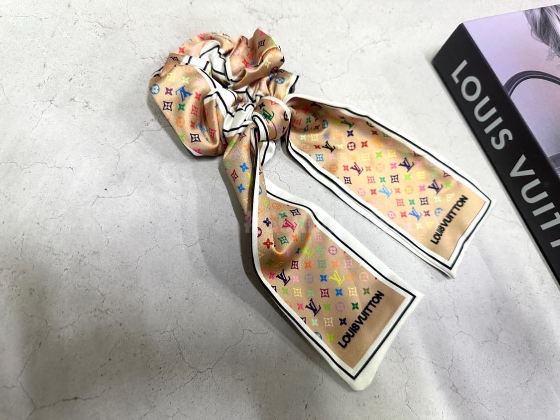 루이비통 진베이지&멀티컬러 리본 헤어슈슈 상품이미지3